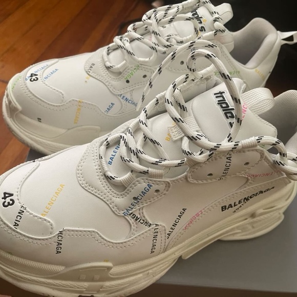 Balenciaga - Picture 1 of 3